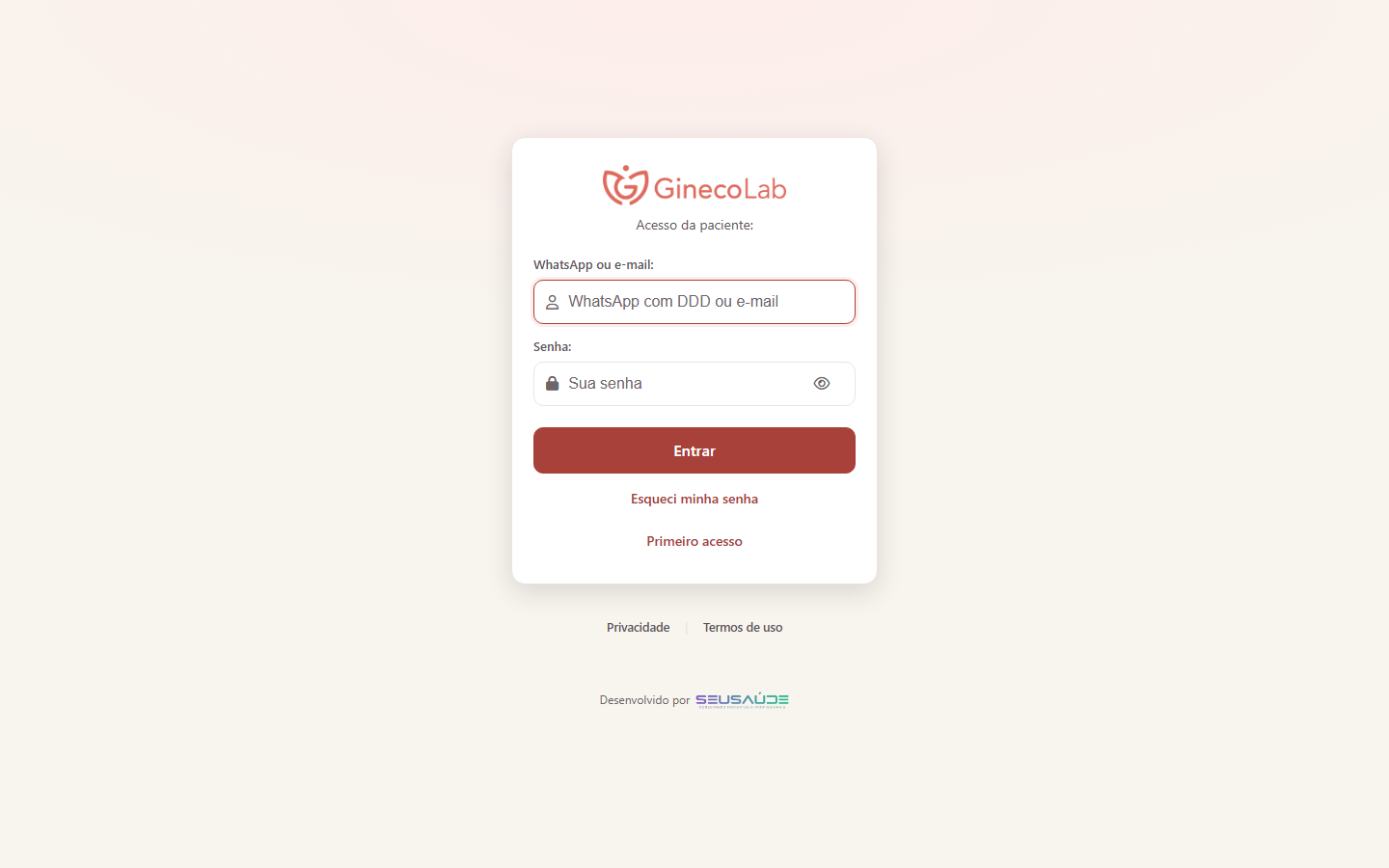 Tela de acesso do App da Paciente no computador, com os campos WhatsApp ou e-mail e Senha
